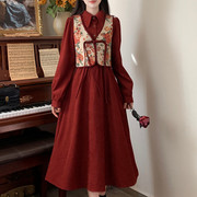 新中式国风盘扣碎花马甲红色连衣裙两件套秋冬大码复古灯芯绒长裙