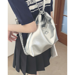 韩国双肩包包女2023潮时尚链条，水桶包学生(包学生)上课大容量托特包