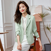 时尚绿色小西装外套女2023年秋韩版女神范减龄小个子短款西服