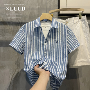 luud男生小清新蓝色条纹短袖衬衫，泡泡布纹理(布，纹理)透气翻领寸衣夏