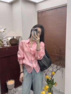 粉红色纯欲简约翻领单排扣天丝，醋酸棉衬衫长袖，微透垂感飘逸衬衣