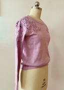 粉紫色精美盘，花网纱拼接针织衫1245元