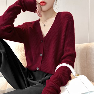 羊绒开衫女春秋，v领外穿酒红色毛衣，外套2022宽松百搭长袖上衣