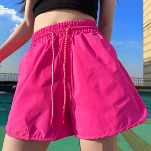 胖mm特大码300斤荧光玫，粉色运动短裤女夏季薄款海边海滩速干热裤2