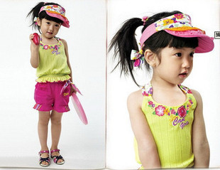 韩版靓丽女孩花朵绿色，无袖t恤背心，粉色短裤二件套套装
