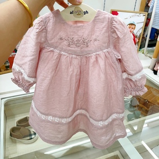 韩国高端童装23春女宝童粉色刺绣花朵，蕾丝拼接长袖连衣裙n7