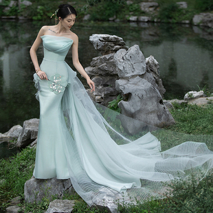 影楼主题服装新中式园林风外景摄影情侣拍照写真，礼服绿色鱼尾婚纱