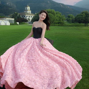 影楼主题服装外景情侣草坪重工粉色花朵拖尾拍照抹胸婚纱礼服