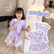夏款儿童小童卡通紫色格子，斜挎包女孩连衣裙，海军领裙子