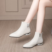 米白色真皮今年流行短靴子2023春秋，单靴平跟尖头职业女靴