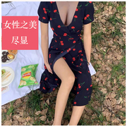 她秘户外露出性感礼服连衣裙，心机女约会方便高开叉(高开叉)包腚裙低胸约会