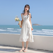 2024夏装度假风白月光法式杏色吊带连衣裙女显瘦气质白色裙子