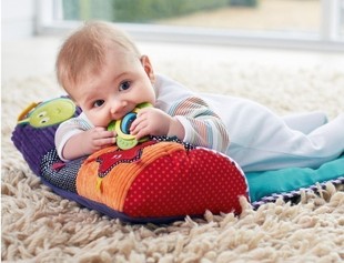 一件婴儿爬爬毯趴趴枕抱枕，游戏毯儿童枕，带摇铃响纸牙胶