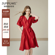 复古红色缎面v领连衣裙，女法式灯笼袖收腰，系带时尚气质裙子