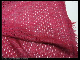 酒红色色织镂空混纺，针织布料时装面料，开衫坎肩打底衫