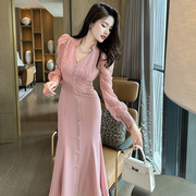 2023秋装女装法式v领收腰长款垂坠感粉色，连衣裙氛围长裙70075