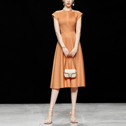 2024夏季时尚，赫本风复古收腰大摆中长橙色，无袖衬衣连衣裙