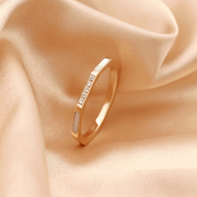 日式轻奢贝壳镶钻戒指，女小众设计高级感钛钢，18k玫瑰金食指环配饰