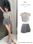 2023夏季韩系设计感短款减龄短袖，上衣高腰百褶灰色短裙套装女