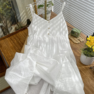 棉质度假风连衣裙森女温，柔风甜美设计感褶皱无袖白色吊带裙