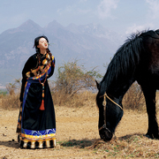 「鼓瑟」传统藏袍藏服女春秋季气质，黑华丽藏族服装西藏服套装