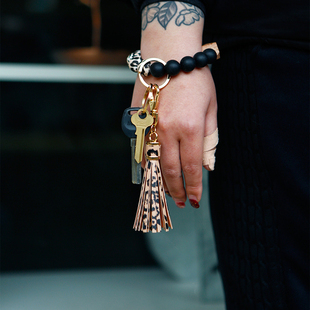 豹纹食品级硅胶珠手腕钥匙链女pu流苏挂件欧美款榉木珠手环钥匙扣