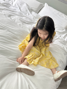 现现发80-140韩女童夏季纯棉，黄色碎花吊带长裙外景可泰出片了