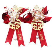 中式结婚礼红色胸花新郎新娘，秀禾龙凤褂，花朵胸针襟花伴郎父亲