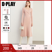 DPLAY春优雅气质V领粉色领口斜搭片设计修身长款大摆长袖连衣裙