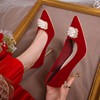 红色绒面婚鞋结婚新娘鞋，珍珠酒红中式秀禾鞋礼服鞋尖头细跟高跟鞋