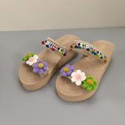波西米亚草编花朵凉拖鞋女夏外穿坡跟外出泰国沙滩海边度假风一字