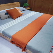 现代样板房间黑色橘色搭毯蓝色搭巾沙发床尾毯黄色床白色盖毯装饰