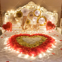 情人节，浪漫表白求婚房间玫瑰花瓣
