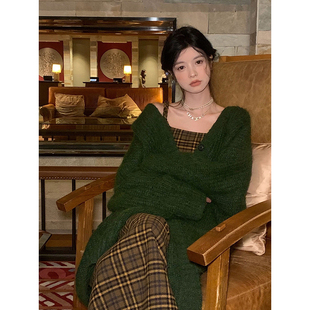 范智乔 绿色V领长款针织大开衫女秋冬独特别致上衣高级感毛衣外套