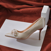 缎面婚鞋女2024新娘鞋，香槟色高跟鞋细跟尖头单鞋水钻珍珠扣