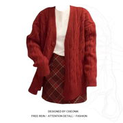 秋冬搭配一整套氛围感套装，大码胖妹妹，v领红色毛衣外套+格纹短裙
