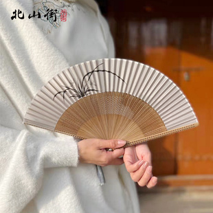 北山街6寸女式中国风舞蹈扇扇子，汉服折扇镂空柄，手绘竹扇折叠扇