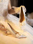 法式绸缎婚鞋女秀禾主婚纱两穿新娘，鞋花朵尖头，高跟礼服单鞋高级感