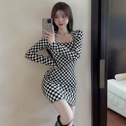黑白格子小个子连衣裙女秋季修身纯欲H风辣妹挂脖包臀裙棋盘格裙