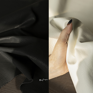 事儿 粗细不均的黑暗全棉仿皮布料—100%棉中厚PU皮革 设计师面料