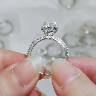 18k金进口(金进口)高碳钻石戒指，女1克拉圆钻幸福花束婚戒婚礼仿真道具钻戒