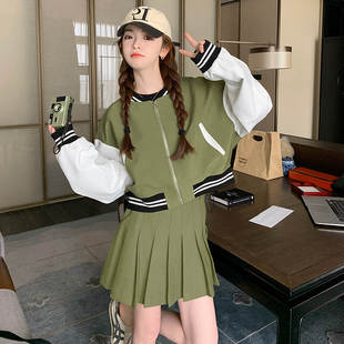 学院风绿色棒球服外套，女早春秋设计感夹克，百褶短裙子两件套装