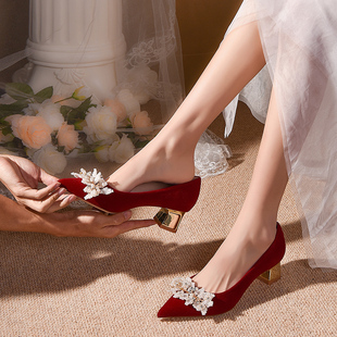 红色结婚鞋子女2023年秋冬季新娘高跟鞋中式秀禾服粗跟不累脚