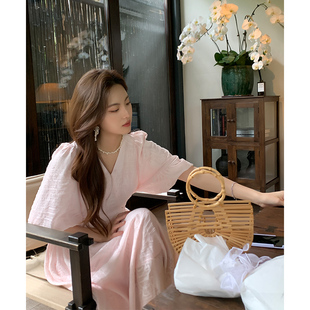 zhuyiyi法式优雅气质显瘦粉色宽松连衣裙，女2024夏季v领长裙