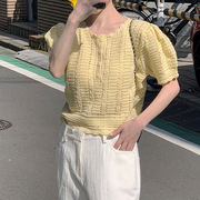 chao可爱@设计感鹅黄色镂空短款泡泡，袖针织衫上衣
