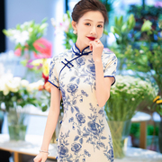 青花瓷旗袍长款2024年春演出服传统新中式，年轻款国风妈妈走秀