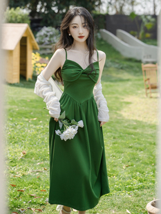早春女装复古法式绿色设计感吊带连衣裙配针织开衫旅游度假海边