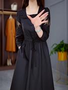 高级感优雅2024春季气质，刺绣镂空时尚超显瘦黑色七分袖连衣裙