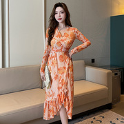 橘色丝滑印花连衣裙秋季法式气质修身V领长袖褶皱绑带鱼尾裙