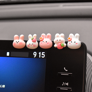 萌趣兔子车载摆件可爱卡通公仔车，饰品汽车中控显示屏随心贴装饰贴